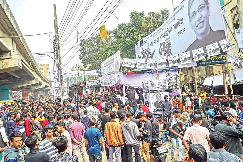 নির্বাচনী আচরণবিধি ভঙ্গ করে বিশালাকৃতির বিলবোর্ডে প্রচারণা করেছেন ঢাকা-৮ আসনে আওয়ামী লীগের মনোনীত প্রার্থী আ ফ ম বাহাউদ্দিন নাছিমের সমর্থকেরা। সড়ক ও ফুটপাত দখল করে নির্বাচনী ক্যাম্প করা হয়েছে। গতকাল শাহজাহানপুরে