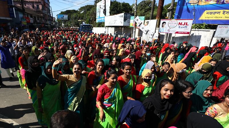 সিলেট সরকারি আলিয়া মাদ্রাসা মাঠে প্রধানমন্ত্রীর নির্বাচনী জনসভায় মিছিল নিয়ে যাচ্ছে বাংলাদেশ নার্সেস অ্যাসোসিয়েশনের সিলেট এম এ জি ওসমানী মেডিকেল কলেজ হাসপাতাল শাখা। এতে নার্সিং শিক্ষার্থী ও কর্মকর্তারা যোগ দেন