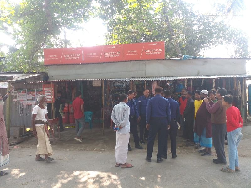 পোস্টার লাগানোকে কেন্দ্র করে ফরিদপুর-৩ আসনে আওয়ামী লীগ ও স্বতন্ত্র প্রার্থীর সমর্থকদের মধ্যে মারামারির ঘটনা ঘটে। পরে ওই এলাকায় পুলিশ মোতায়েন করা হয়। বৃহস্পতিবার দুপুরে সদর উপজেলার ওমেদিয়া বটতলা বাজারে