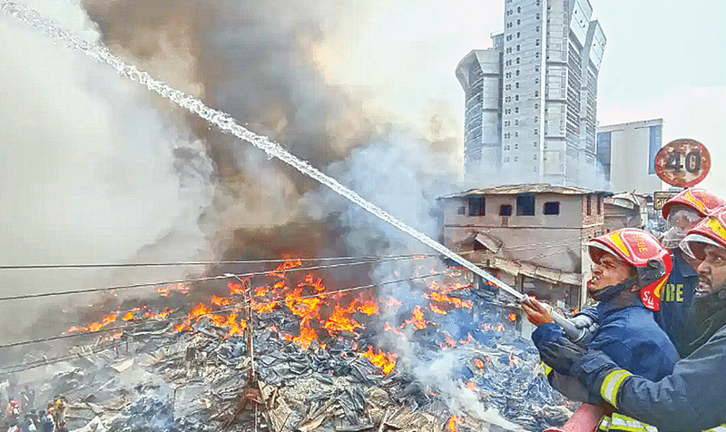 আগুনে পুড়ছে রাজধানীর বঙ্গবাজার কমপ্লেক্স। গত ৪ এপ্রিল।