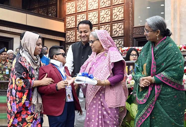 আজ রোববার সকালে প্রাক্‌-প্রাথমিক, প্রাথমিক ও মাধ্যমিক স্তরের শিক্ষার্থীদের হাতে বই তুলে দিয়ে প্রধানমন্ত্রী পাঠ্যপুস্তক বিতরণ কার্যক্রম উদ্বোধন করেন