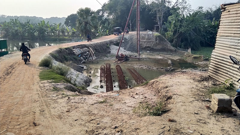 রাজবাড়ীর কালুখালী উপজেলার কালিকাপুর ইউনিয়নের ঝাউগ্রাম এলাকায় নির্মাণাধীন সেতু। সম্প্রতি তোলা ছবি