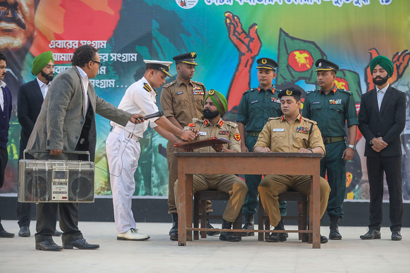 ঐতিহাসিক সোহরাওয়ার্দী উদ্যানে
পাকিস্তানি হানাদার বাহিনীর আত্মসমর্পণের মুহূর্তটি নতুন প্রজন্মের সামনে ফুটিয়ে তোলা হয়। এই আয়োজন করে সেক্টর কমান্ডারস ফোরাম-মুক্তিযুদ্ধ ’৭১। ঢাকা, ১৬ ডিসেম্বর