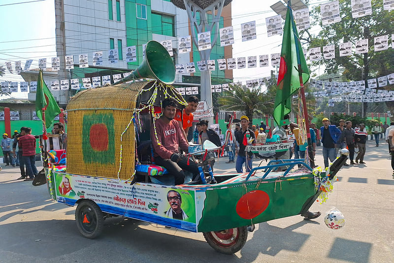 বরিশালে বঙ্গবন্ধু উদ্যানে প্রধানমন্ত্রী শেখ হাসিনার নির্বাচনী জনসভা উপলক্ষে নৌকা নিয়ে এসেছেন এক সমর্থক। আজ শুক্রবার সকালে নগরের জিলা স্কুল মোড়ে