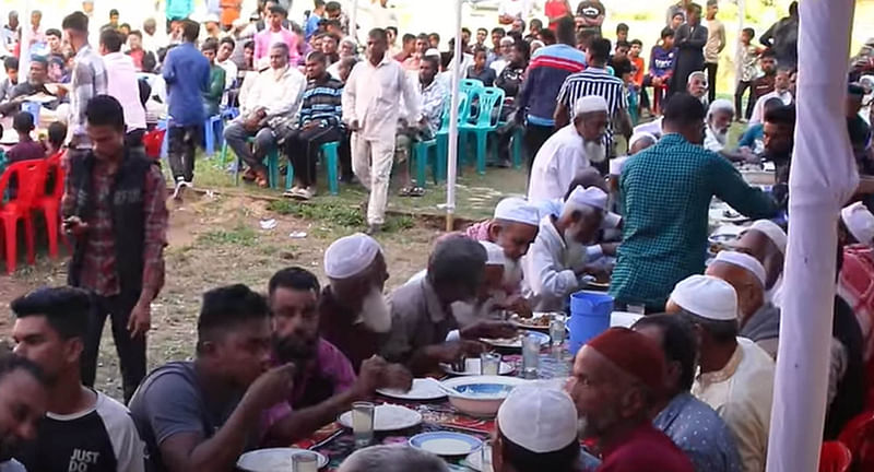 সিলেটের দক্ষিণ সুরমার মোগলাবাজারের জাহানপুর গ্রামে বৃহস্পতিবার মতবিনিময় সভা ডেকে ভূরিভোজের ব্যবস্থা করেন সিলেট-৩ আসনের জাতীয় পার্টির প্রার্থী আতিকুর রহমান