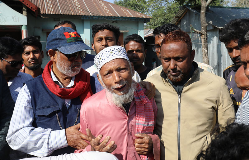 মারা যাওয়া যুবদল নেতার বাবার আহাজারি। রোববার সকালে শাজাহানপুর উপজেলার ঘাষিড়া সুফিপাড়া এলাকায়