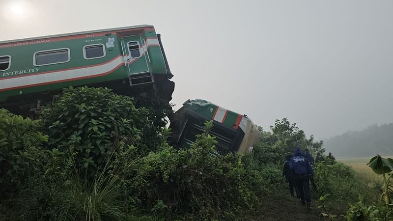 গাজীপুরের ভাওয়াল রেলস্টেশনের কাছে গতকাল মঙ্গলবার রাতে মোহনগঞ্জ এক্সপ্রেস ট্রেন লাইনচ্যুত হয়