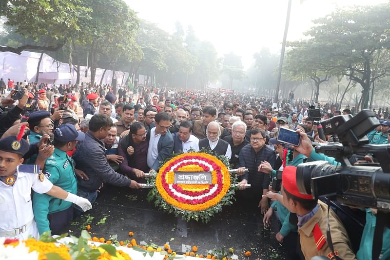 মিরপুরে শহীদ বুদ্ধিজীবী স্মৃতিসৌধে আজ বৃহস্পতিবার সকালে শ্রদ্ধা জানান বিএনপির স্থায়ী কমিটির সদস্য আবদুল মঈন খানসহ দলটির শতাধিক নেতা-কর্মী