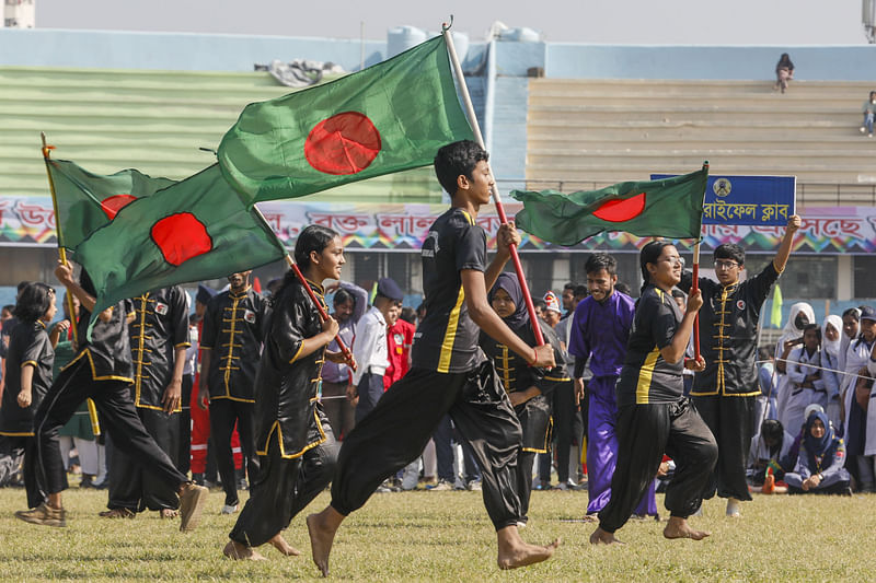 মহান বিজয় দিবস উপলক্ষে চট্টগ্রাম নগরের এম এ আজিজ স্টেডিয়ামে আয়োজন করা হয় কুচকাওয়াজ ও শারীরিক কসরত। সেখানে অংশ নেওয়া বিভিন্ন শিক্ষাপ্রতিষ্ঠানের শিক্ষার্থীদের দেখানো নানা শারীরিক কসরত মুগ্ধ করে সবাইকে। ১৬ ডিসেম্বর, সকাল সাড়ে ৯টায়