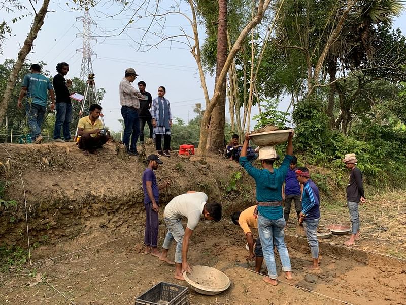 গাজীপুরের কাপাসিয়া উপজেলার রায়েদ ইউনিয়নের দরদরিয়া গ্ৰামে প্রত্নতাত্ত্বিক খনন শুরু হয়েছে। মঙ্গলবার বেলা ১১টায় তোলা