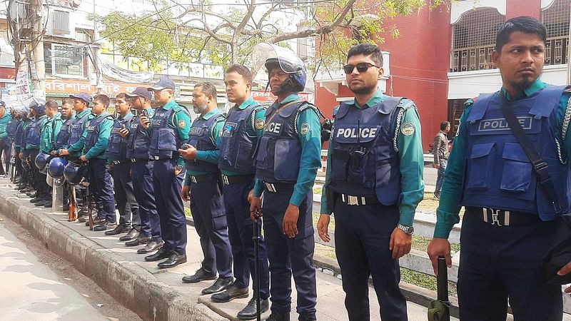 বরিশাল মহানগর বিএনপির কার্যালয় ও আশপাশে সকালে বিপুলসংখ্যক পুলিশ সদস্য অবস্থান নেন। এ কারণে পূর্বনির্ধারিত কর্মসূচি পালন করতে পারেনি বিএনপি। মঙ্গলবার সকালে নগরের সদর রোডের মহানগর বিএনপি কার্যালয়ের সামনে