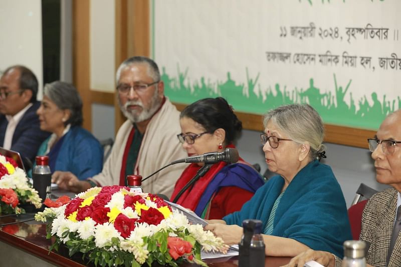 ধরিত্রী রক্ষায় আমরা (ধরা) সংগঠনের আত্মপ্রকাশ অনুষ্ঠানে বক্তব্য দেন সুলতানা কামাল। ঢাকা, ১১ জানুয়ারি