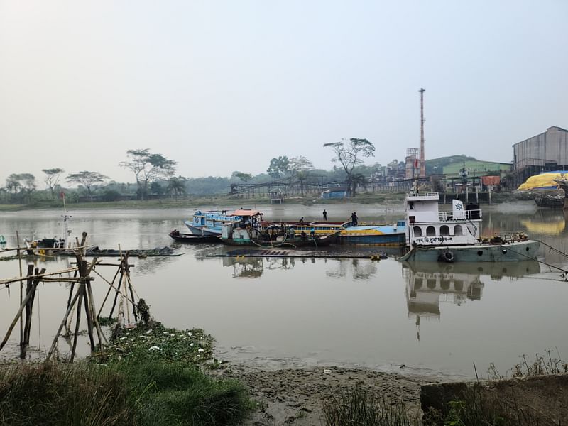 যশোরের অভয়নগরে ভৈরব নদে ডুবে যাওয়া কার্গো জাহাজ থেকে কয়লা অপসারণ করা হচ্ছে। শুক্রবার বিকেলে উপজেলার ভাটাপাড়া এলাকায় নদে।