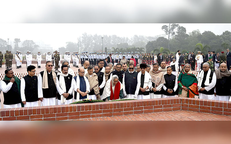 প্রধানমন্ত্রী শেখ হাসিনা আজ শুক্রবার নতুন মন্ত্রিসভার সদস্যদের সঙ্গে নিয়ে সাভারে জাতীয় স্মৃতিসৌধে বীর শহীদদের প্রতি শ্রদ্ধা নিবেদন করেন