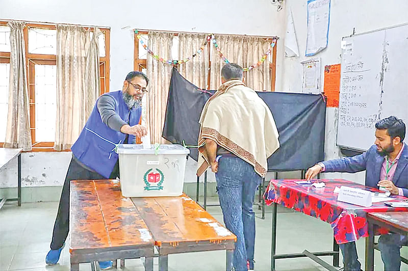 নির্বাচন কমিশন মনে করছে, দ্বাদশ জাতীয় সংসদ নির্বাচনে ৪০ শতাংশের মতো ভোট পড়েছে