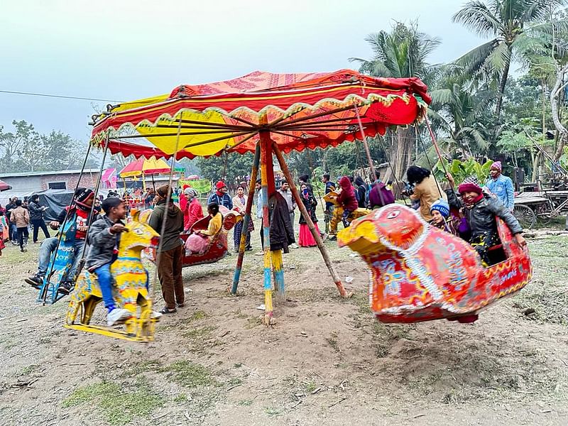 নড়াইল সদর উপজেলার শেখহাটী গ্রামে ভৈরব নদের তীরে সোমবার বসেছিল পৌষসংক্রান্তির মেলা