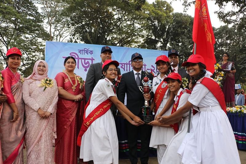 বিজয়ীদের হাতে পুরস্কার তুলে দিচ্ছেন অতিথিরা