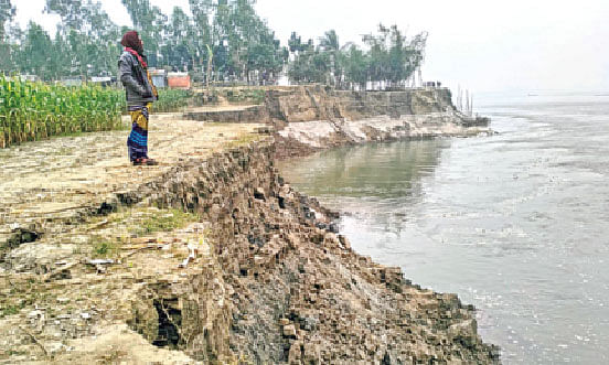 জামালপুরে অসময়ে ব্রহ্মপুত্র নদের ভাঙন, বিলীন হচ্ছে কৃষিজমি। গত শনিবার বিকেলে জামালপুরের দেওয়ানগঞ্জ উপজেলার চরআমখাওয়া ইউনিয়নের পাটাধোয়াপাড়া এলাকায়