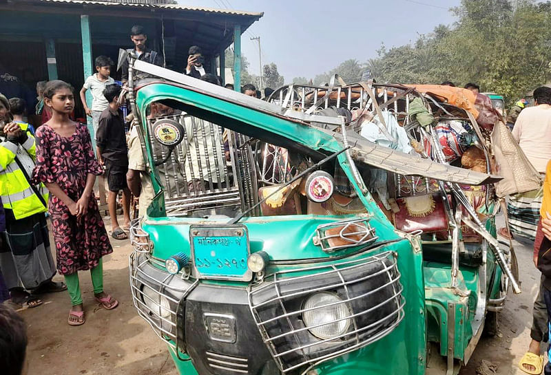 ট্রাক ও সিএনজিচালিত অটোরিকশার মুখোমুখি সংঘর্ষে অটোরিকশাটি দুমড়েমুচড়ে গেছে। আজ সোমবার সকালে মানিকগঞ্জ সদর উপজেলার আউটপাড়া এলাকায় মানিকগঞ্জ-হেমায়েতপুর আঞ্চলিক মহাসড়কে