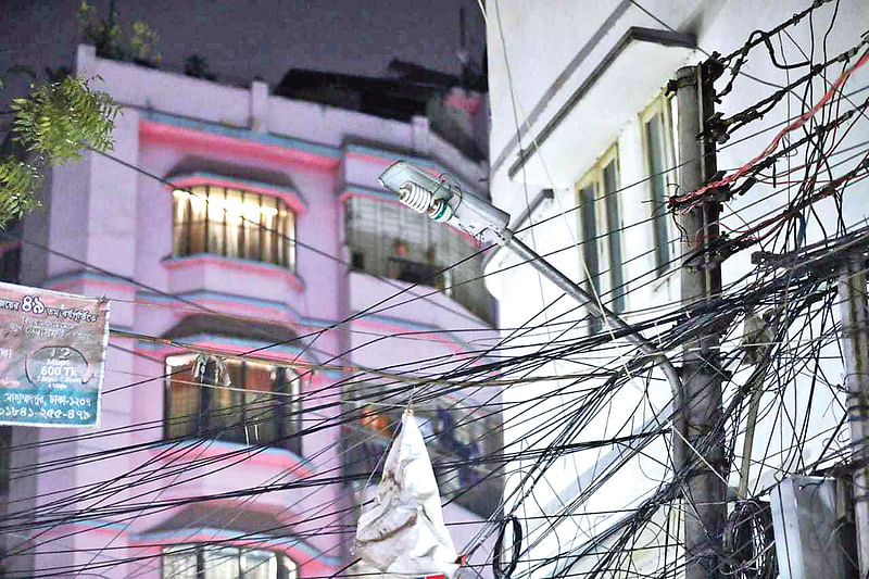 জ্বলছে না এলইডি বাতি। গত রোববার সন্ধ্যা সাড়ে সাতটার দিকে মোহাম্মদপুরের শেখেরটেক এলাকায়