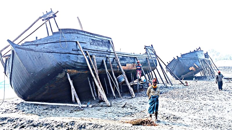 নৌকা মেরামতের কাজ করছেন বাওয়ালিরা। বৃহস্পতিবার সুন্দরবনসংলগ্ন কয়রা নদীর চরে