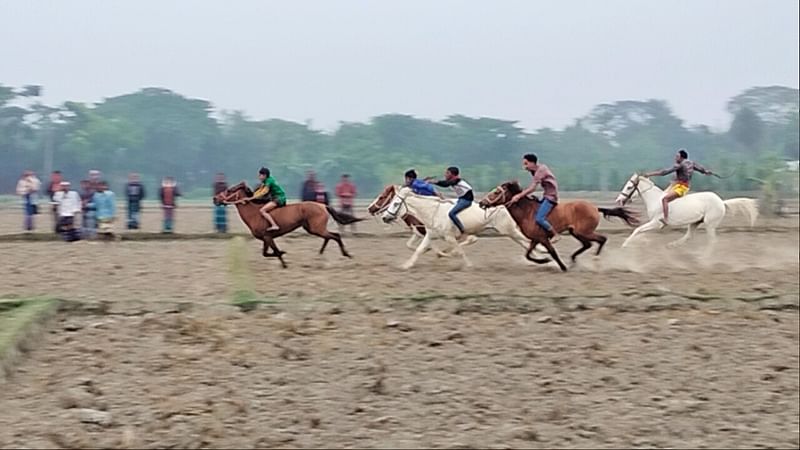 ঐতিহ্যবাহী ঘোড়দৌড় প্রতিযোগিতায় ছুটছে ঘোড়া। গতকাল শুক্রবার বিকেলে কিশোরগঞ্জের পাকুন্দিয়ার চণ্ডীপাশা ইউনিয়নের বড় আজলদী এলাকায়