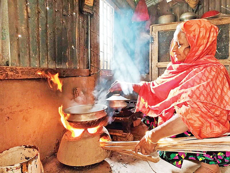 ঘরের ভেতর মাটির চুলায় রান্না করছেন এক গৃহিণী। যা স্বাস্থ্যের জন্য ক্ষতিকর। সম্প্রতি লক্ষ্মীপুর শহরের এবায়েত উল্লাহ সড়কের একটি বাড়িতে