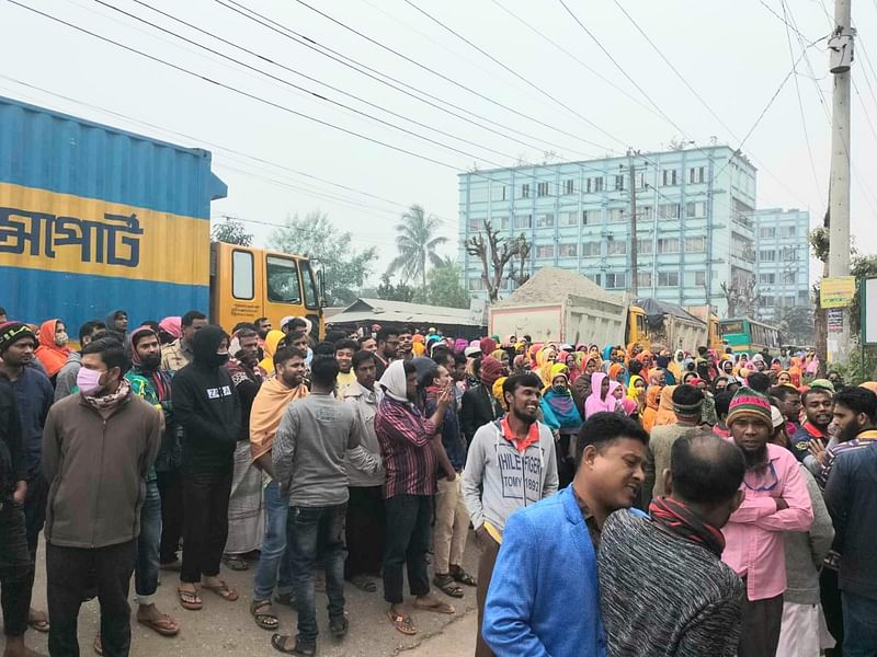 বর্ধিত বেতনের দাবিতে সড়ক অবরোধ করেন পোশাক কারখানার শ্রমিকেরা। বৃহস্পতিবার বেলা ১১টার দিকে গাজীপুরের শ্রীপুরের মাওনা পাথারপার এলাকায়