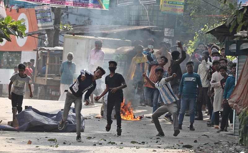 আইনশৃঙ্খলা বাহিনীকে লক্ষ্য করে ইটপাটকেল ছোড়া হচ্ছে। আজ রোববার বেলা ২টা  ৩০ মিনিটের দিকে চট্টগ্রাম নগরের চান্দগাঁও মৌলভি পুকুর পাড় এলাকায়