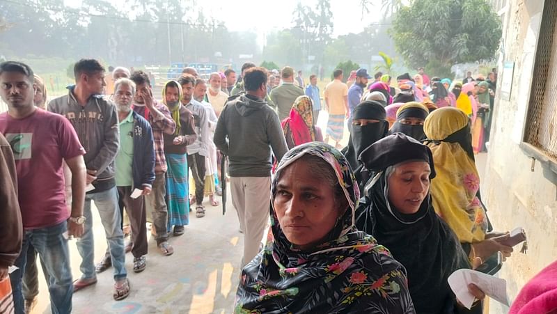 মুন্সিগঞ্জের পিটিআই একাডেমিক ভবন কেন্দ্রে নারী ও পুরুষ ভোটারদের লম্বা সারি। সকাল সোয়া ৯টার দিকে