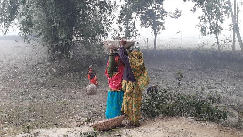 তীব্র শীতের মধ্যে সড়ক সংস্কারের কাজে নেমেছেন একদল নারী। আজ শনিবার সকালে পঞ্চগড় সদর উপজেলার মাহানপাড়া এলাকায়