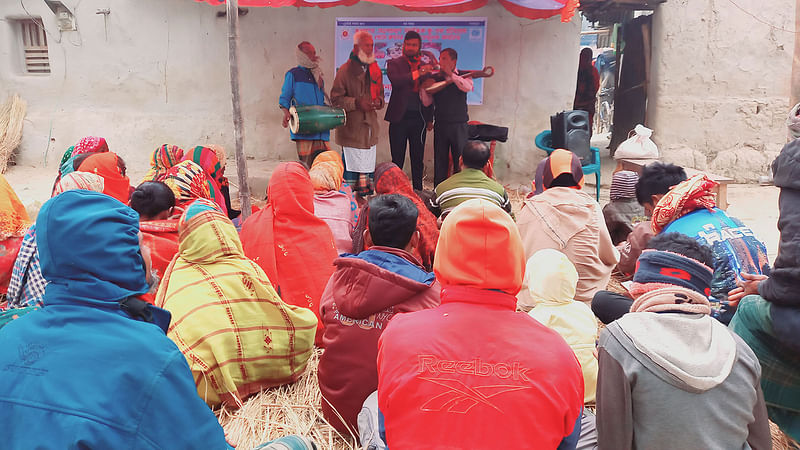 দিনাজপুরের বিরামপুরে জারিগানের মাধ্যমে সাঁওতালপল্লির বাসিন্দাদের বাল্যবিবাহের কুফল বর্ণনা করা হয়। শুক্রবার সকালে উপজেলার বেনুপুর গ্রামে