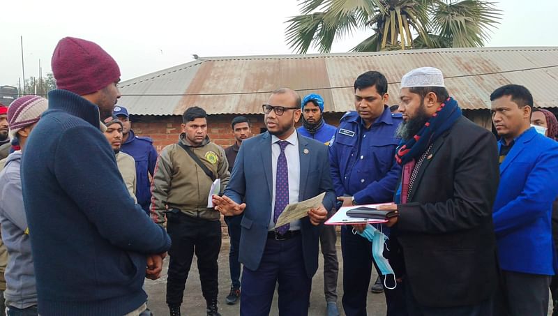 একটি ধানের আড়তে ভ্রাম্যমাণ আদালতের অভিযান। গতকাল বুধবার বিকেলে নওগাঁর নিয়ামতপুর উপজেলার রাউতাড়া বাজারে