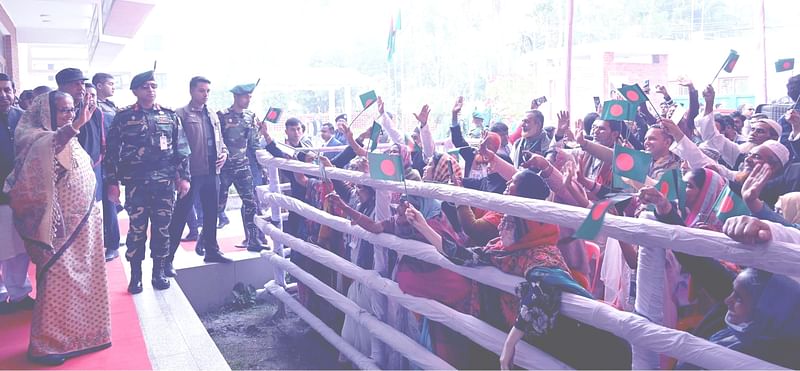 প্রধানমন্ত্রী শেখ হাসিনা টুঙ্গিপাড়া আওয়ামী লীগ কার্যালয় প্রাঙ্গণে স্থানীয় জনতার উদ্দেশে হাত নাড়েন। গোপালগঞ্জ, ১৩ জানুয়ারি