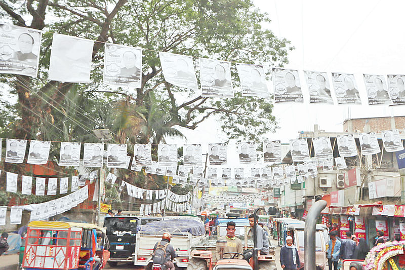 দ্বাদশ জাতীয় সংসদ নির্বাচনে কুমিল্লা-৩ (মুরাদনগর) আসনে স্বতন্ত্র এবং আওয়ামী লীগ মনোনীত প্রার্থীদের পোস্টারে সড়কের অলিগলি ছেয়ে গেছে।  গত বুধবার থানা এলাকায়