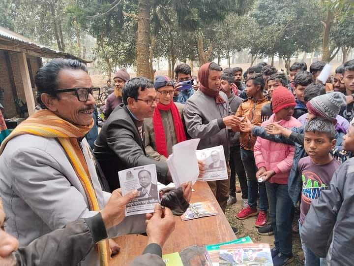 বই বিতরণ উৎসবে আসা শিক্ষার্থীদের হাতে নৌকার লিফলেট দেন হোসেনপুর ডিগ্রি কলেজের অধ্যক্ষ মোনায়েম খান। সোমবার দিনাজপুরের খানসামা উপ‌জেলার হো‌সেনপুর উচ্চ বিদ্যালয় মা‌ঠে