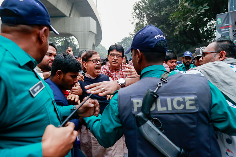 প্রেসক্লাবের সামনে থেকে শুরু হওয়া ওই মিছিল ইউটার্ন নিয়ে পুরানা পল্টনের দিকে যাওয়ার সময়ই পুলিশ সদস্যরা মঞ্চের নেতাদের মিছিলে বাধা দেন