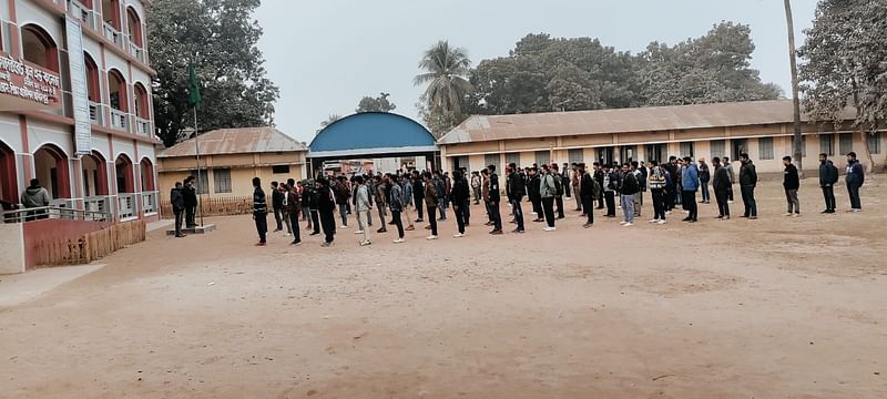 দিনাজপুর কালেক্টরেট উচ্চবিদ্যালয়ের চিত্র। সোমবার সকাল সাড়ে ১০টায়