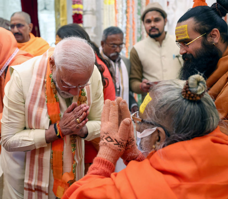 অযোধ্যায় রামমন্দির উদ্বোধনী অনুষ্ঠানের একপর্যায়ে এক পুরোহিতের কাছে আশীর্বাদ প্রার্থনা করেন নরেন্দ্র মোদি। আজ ২২ জানুয়ারি