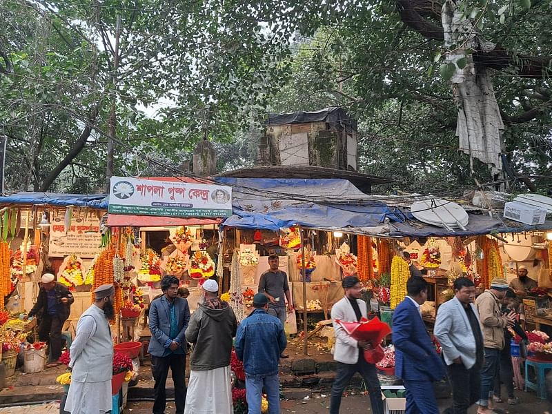 রাজধানীর শাহবাগে ফুলের দোকানগুলো বেড়েছে বেচাবিক্রি। বেলা দেড়টা, রোববার