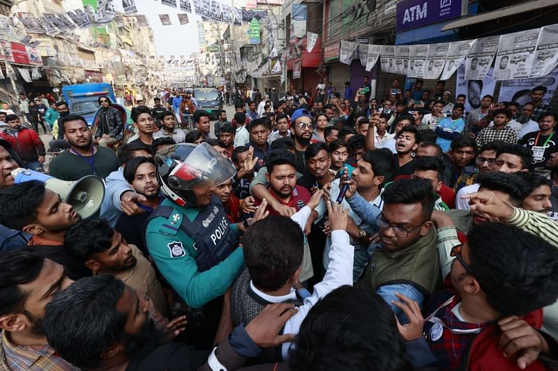 যাত্রাবাড়ী সরকারি প্রাথমিক বিদ্যালয়ের কেন্দ্রের সামনে নৌকা ও ট্রাক প্রতীকের সমর্থকদের মধ্যে সংঘর্ষ হয়। ঢাকা, ৭ জানুয়ারি