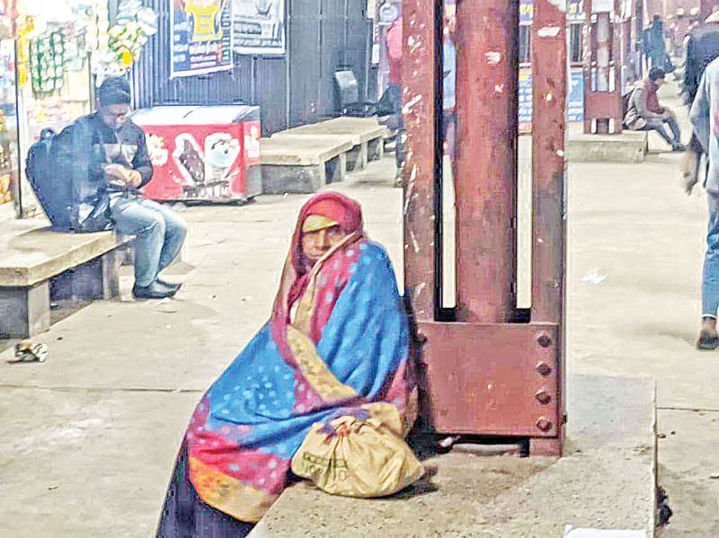 শীতে বাড়ছে শীতার্তদের দুর্ভোগ। গতকাল রাত পৌনে নয়টার দিকে ভৈরব রেলওয়ে স্টেশনের ১ নম্বর প্ল্যাটফর্মে