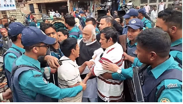 উত্তরার ১২ নম্বর সেক্টরে বিএনপির কালো পতাকা মিছিল থেকে মঈন খানকে সরিয়ে নিয়ে যাচ্ছে পুলিশ