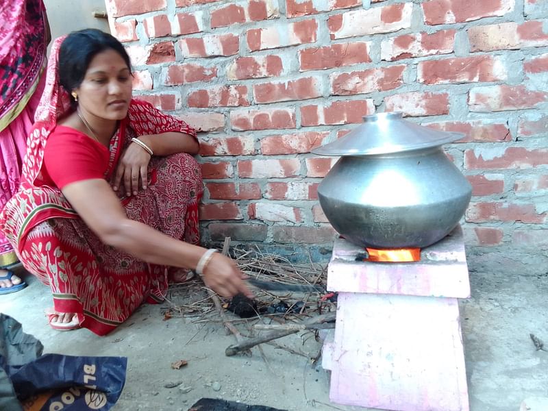 গ্যাস না থাকায়, বাসার ছাদে লাকড়ির চুলায় রান্না করছেন এক গৃহিনী। আজ বেলা ১১টায় চট্টগ্রাম নগরের উত্তর কাট্টলীতে