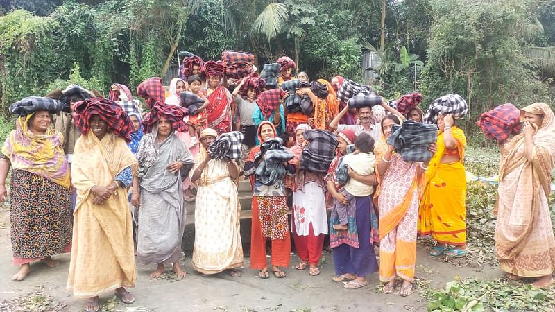 প্রথম আলো ট্রাস্টের উদ্যােগে মুন্সিগঞ্জের গজারিয়ায় শীতার্তদের মধ্যে কম্বল বিতরণ করা হয়েছে। কম্বল পেয়ে উচ্ছ্বাস প্রকাশ করেন শীতার্তরা। বৃহস্পতিবার উত্তর ফুলদি এলাকায়