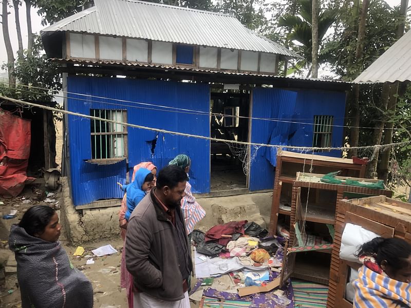 বেদেপল্লিতে হামলা ও লুটপাটের পাঁচ দিন পরেও ছড়িয়ে ছিটিয়ে আছে আসবাব। আতঙ্কে কাটছে তাঁদের দিন। শুক্রবার দুপুরে কালকিনি পৌরসভার চরঠেঙ্গামারা বেদেপল্লিতে