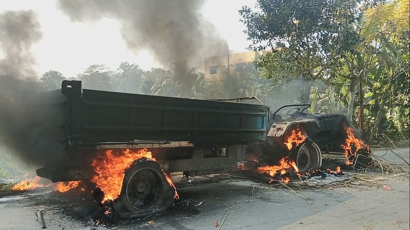 মাদারীপুরে ট্রাক্টরের ধাক্কায় একজন নিহতের প্রতিবাদে ট্রাক্টরটিতে আগুন ধরিয়ে দেন উত্তেজিত জনতা। আজ রোববার দুপুর ১২টার দিকে কালকিনি উপজেলার দক্ষিণ রাউদি এলাকায়