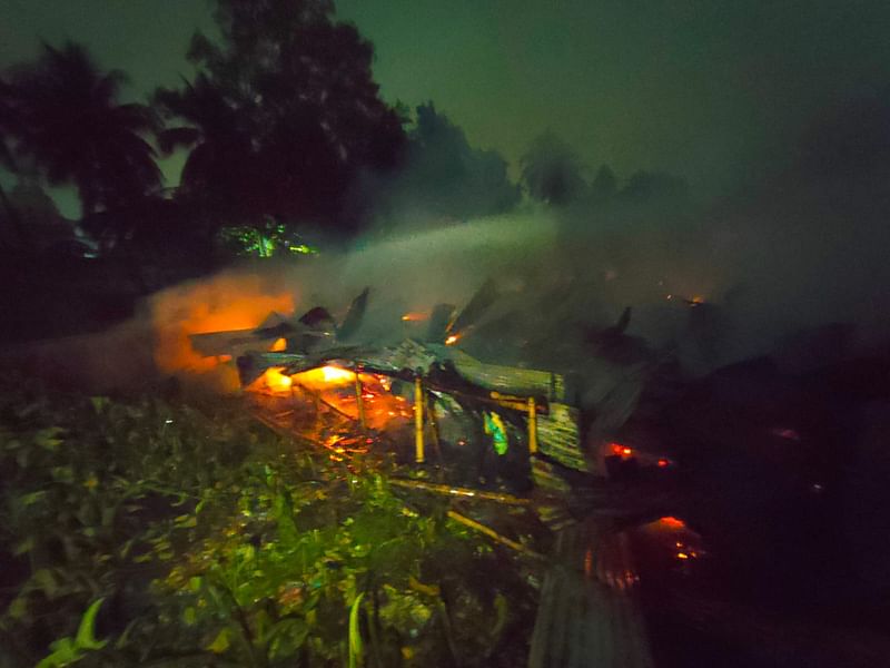 তেজগাঁওয়ে মোল্লাবাড়ি বস্তিতে গতকাল দিবাগত রাত ২ টা ২৮ মিনিটে আগুন লাগে