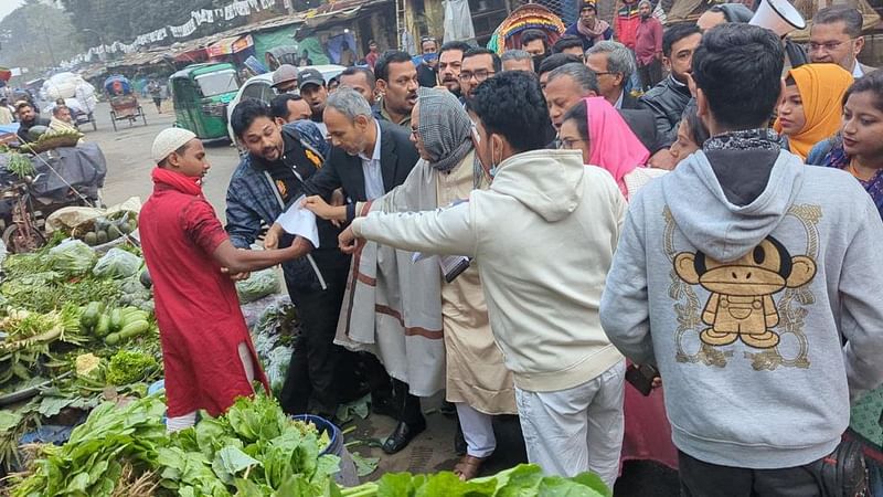 বিএনপির জ্যেষ্ঠ যুগ্ম মহাসচিব রুহুল কবির রিজভী আজ বুধবার সকালে রাজধানীর মতিঝিল এজিবি কলোনি বাজারে গণসংযোগ ও প্রচারপত্র বিতরণ কর্মসূচিতে অংশ নেন