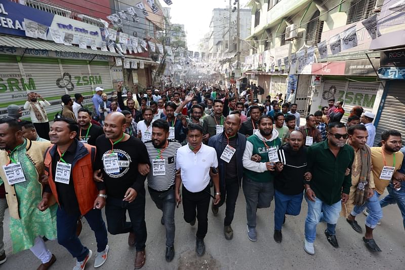 রাজধানীর যাত্রাবাড়ীতে আইডিয়াল হাইস্কুল অ্যান্ড কলেজ কেন্দ্রের বাইরে মিছিল ও শোডাউন। বেলা সোয়া ১১টা, ৭ জানুয়ারি